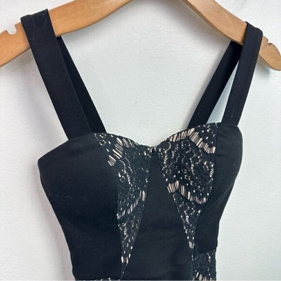 Guess Lace Paneled Bustier Crochet Peplum Sleeveless Top XS black - Picture 3 of 8